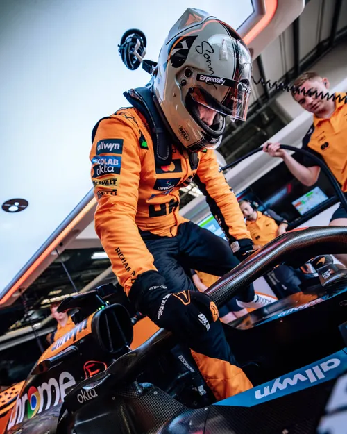 Brad Pitt neemt plaats in de MCL60&nbsp;| ©McLaren F1