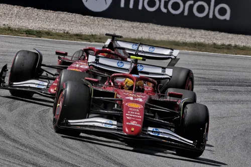 Ferrari-coureurs Lewis Hamilton en Charles Leclerc tijdens de GP van Spanje.