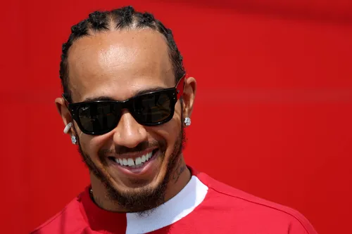 lachende lewis hamilton