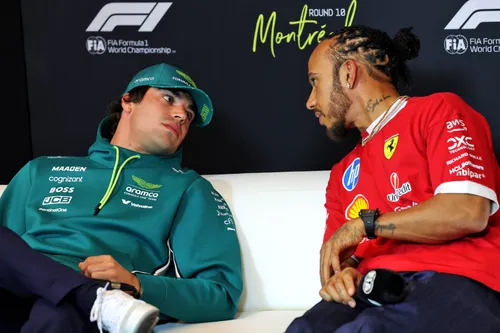 Lance Stroll in gesprek met Lewis Hamilton