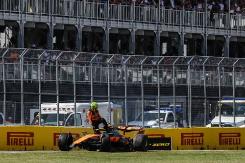 Lando Norris stapt uit zijn McLaren na crash met Piastri
