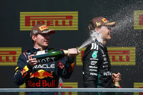 Max Verstappen feiert mit dem Rennsieger George Russell nach dem Großen Preis von Kanada.
