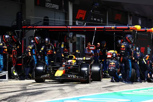 Max Verstappen maakt een pitstop tijdens de GP van Oostenrijk in 2024