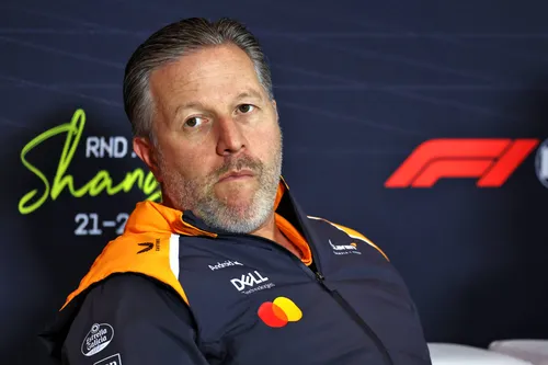 zak brown tijdens persconferentie
