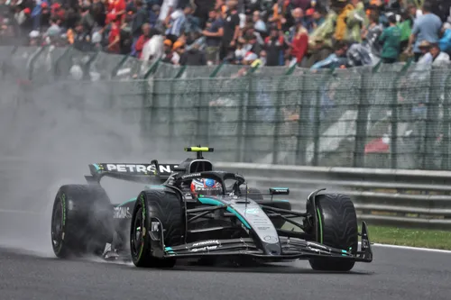 Antonelli fährt das Mercedes Auto beim belgischen GP
