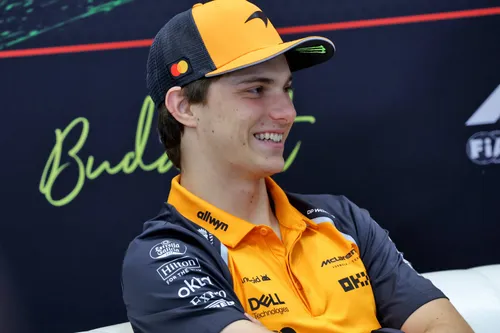 Oscar Piastri tijdens de persconferentie in Hongarije