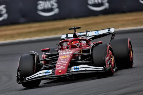 Charles Leclerc op de baan in Silverstone