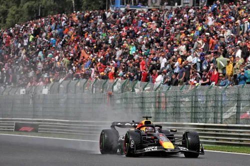 Max Verstappen rijdt in de regen in Spa-Francorchamps