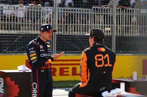 max verstappen in gesprek met oscar piastri
