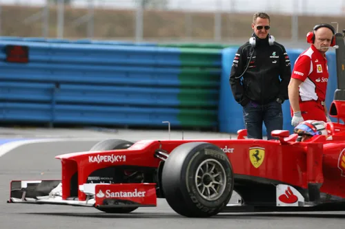 Michael Schumacher bewondert een Ferrari tijdens een F1 rookie test in Magny-Cours
