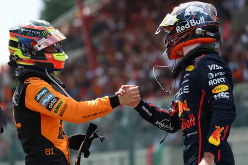 Oscar Piastri feliciteert Max Verstappen