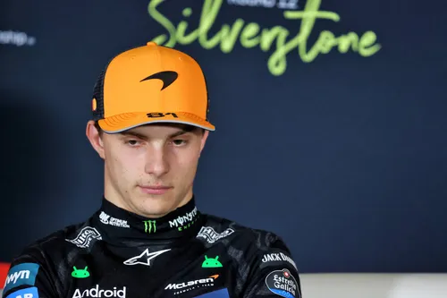 oscar piastri in de persconferentie in silverstone