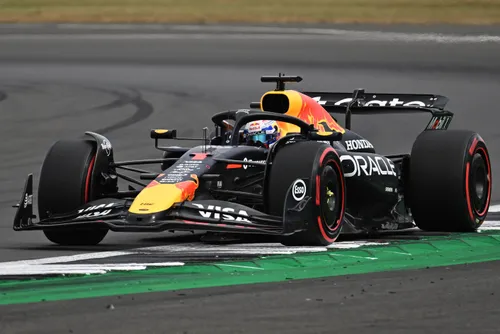 verstappen in zijn rb21 in silverstone