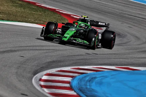 Gabriel Bortoleto with the updates during the Spanish GP