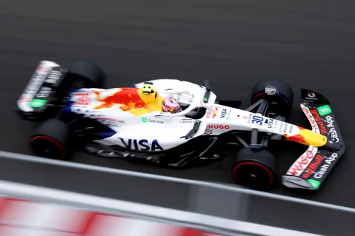 Lawson fährt das Racing Bulls Auto am Hungaroring