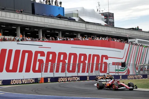 Charles Leclerc op de baan in Hongarije