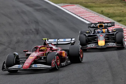 Hamilton strijdend tegen Verstappen bij de Hongaarse GP