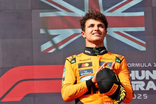 Lando Norris op de hoogste trede van het podium in Hongarije