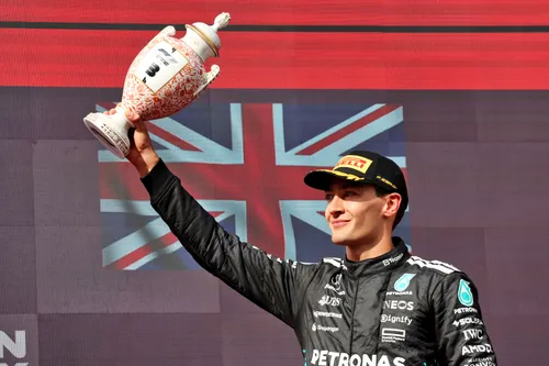 George Russell auf dem Podium in Ungarn