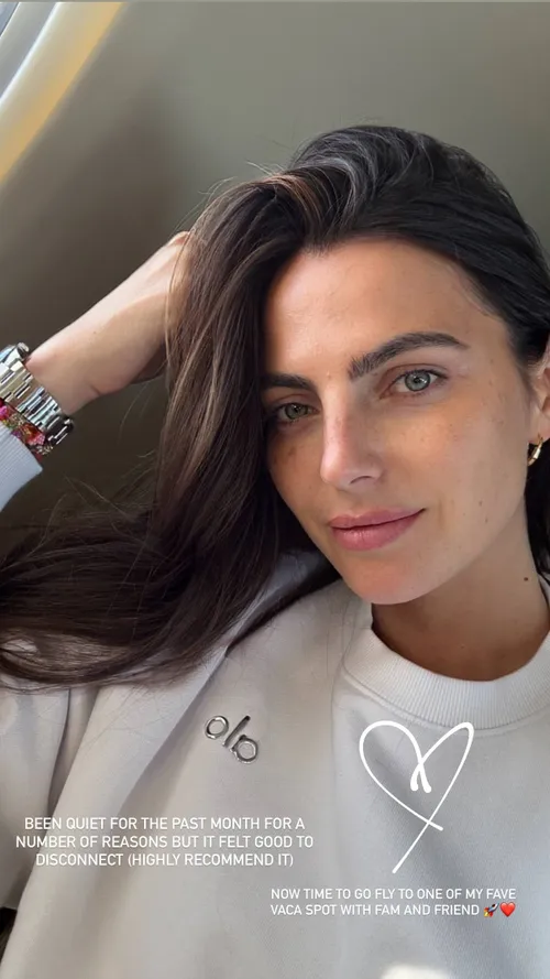 Kelly Piquet is onderweg naar éen van haar favoriete vakantiespots