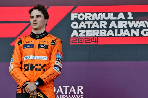 Oscar Piastri auf dem Podium beim Großen Preis von Aserbaidschan 2024