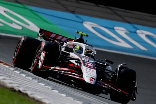 Bearman fährt das Haas F1 Auto im Qualifying für den Großen Preis der Niederlande