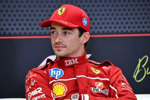 Charles Leclerc tijdens een persconferentie van de Hongaarse GP