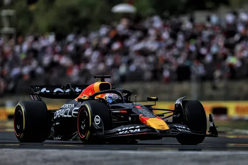 Max Verstappen fährt den RB21 auf dem Hungaroring