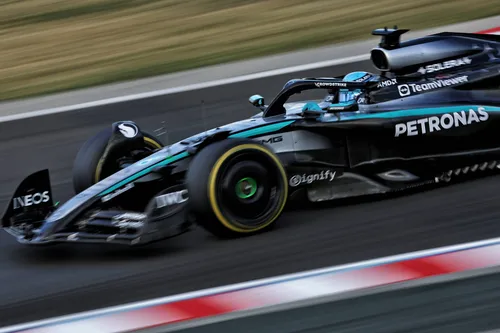 George Russell fährt den Mercedes W16