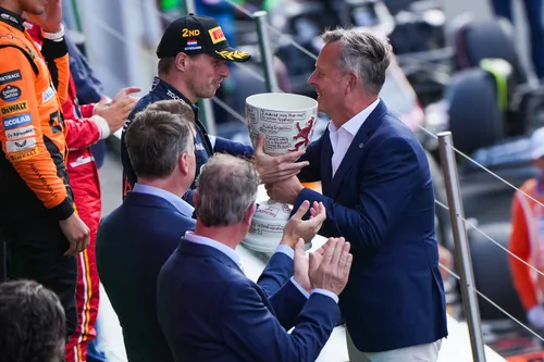 Max Verstappen ontvangt trofee voor tweede plek na Dutch GP 2024 - Red Bull Contentpool