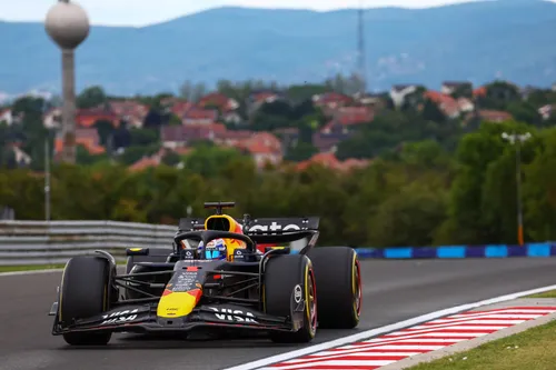 Max Verstappen fährt den RB21 auf dem Hungaroring