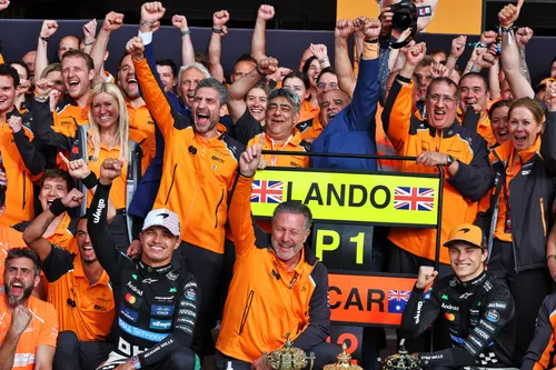 Zak Brown viert het succes in Hongarije met Lando Norris en Oscar Piastri