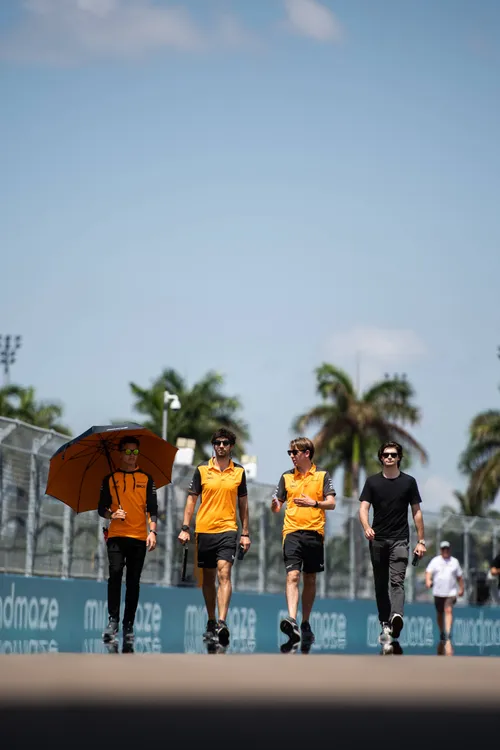 Colton Herta bei einem Streckenrundgang mit Lando Norris beim Miami Grand Prix | Quelle: Race Pictures