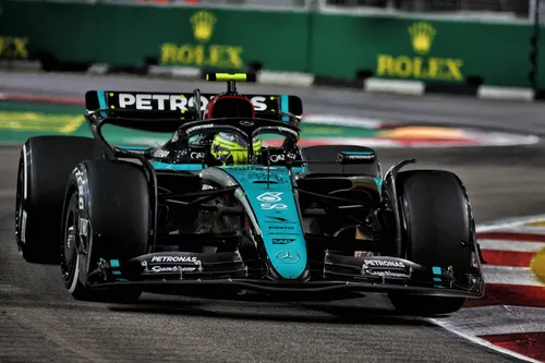 Lewis Hamilton fährt beim Großen Preis von Singapur 2024 - Foto: Race Pictures
