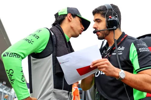 Gabriel Bortoleto spricht mit seinem Renningenieur @RacePictures