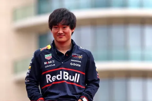 Yuki Tsunoda kommt im Fahrerlager von Baku an - Foto: Race Pictures