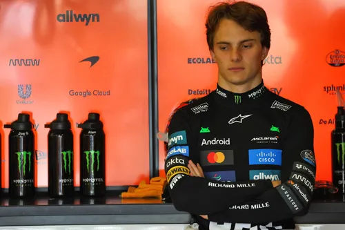 Oscar Piastri was forced back to the garage due to a power unit issue | Photo: Race Pictures