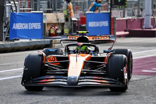 Lando Norris kehrt nach der Beschädigung seiner Federung in die Boxengasse zurück - Foto: Race Pictures