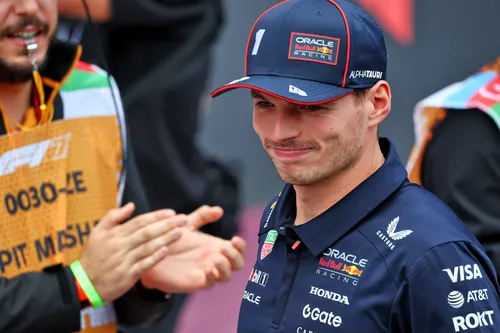 Max Verstappen omringt door marshalls op de startgrid in Baku.