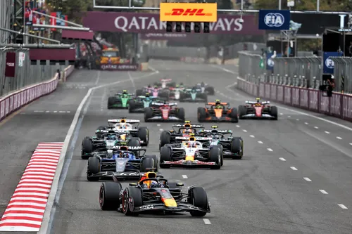 verstappen-azerbaijan-grand-prix-mcLaren-russell-oscar-iastri-lando-norris-jpg