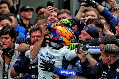 Carlos Sainz feiert seine dritte Platzierung mit Williams in Baku | Foto: Rennfotos