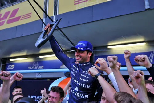 Carlos Sainz feiert Podium in Baku - Foto: Racepictures