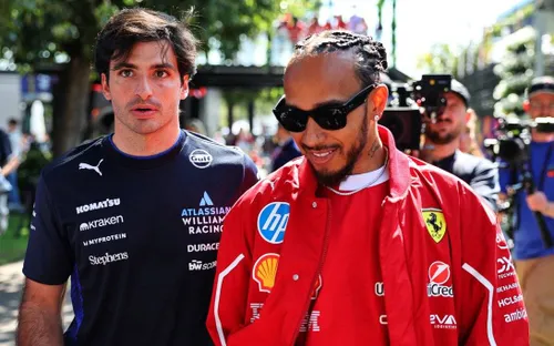 Carlos Sainz und Lewis Hamilton. Foto: Race Pictures.