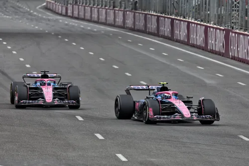 Pierre Gasly überholt Franco Colapinto für P18 in Baku. Foto: RacePictures.