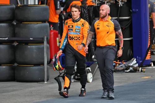 Oscar Piastri stürzte im Qualifying in Baku ab und wird das Rennen auf P9 starten. Foto: RacePictures.