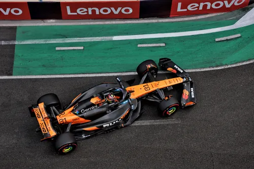 Oscar Piastri fährt auf dem Baku City Circuit - Foto: Rennfotos