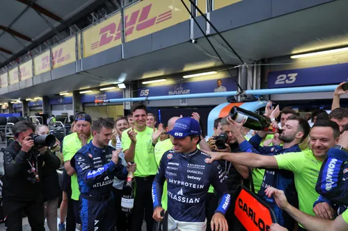 Williams feiert Sainz's Podiumsplatz - Foto: Racepictures