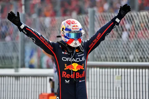 Verstappen feiert seinen Sieg in Italien – Foto: Red Bull Content Pool