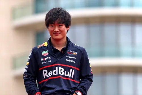 Yuki Tsunoda kommt im Fahrerlager von Aserbaidschan an - Foto: Race Pictures