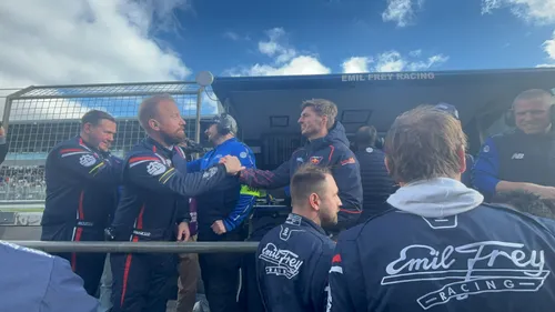 Verstappen feiert den Sieg auf der Nordschleife - Foto: GPblog